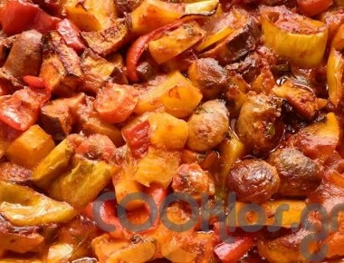 Η συνταγή της ημέρας: Χωριάτικα λουκάνικα με λαχανικά στο φούρνο